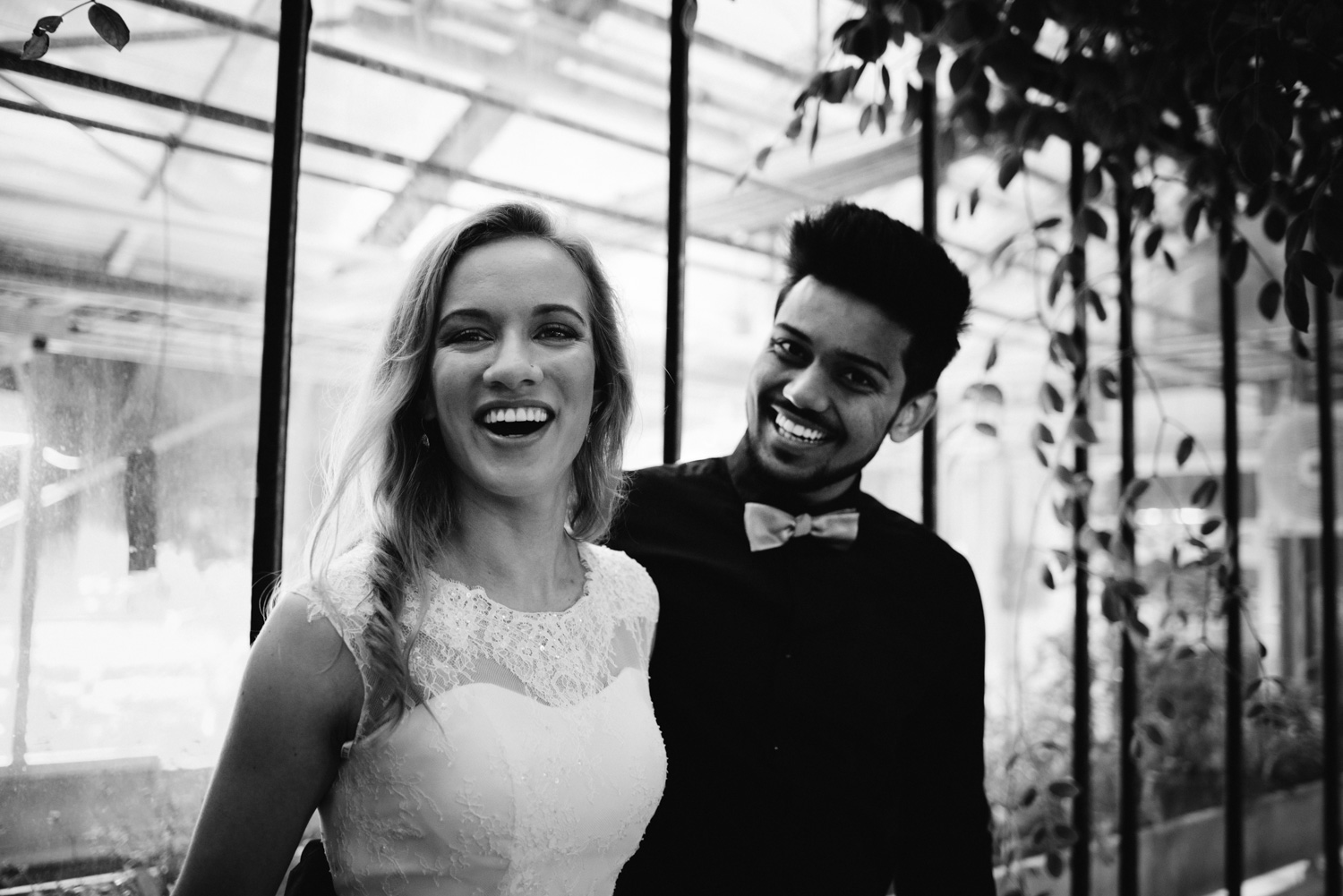 Ein lachendes Brautpaar bei einem Elopement-Shooting in Bonn.
