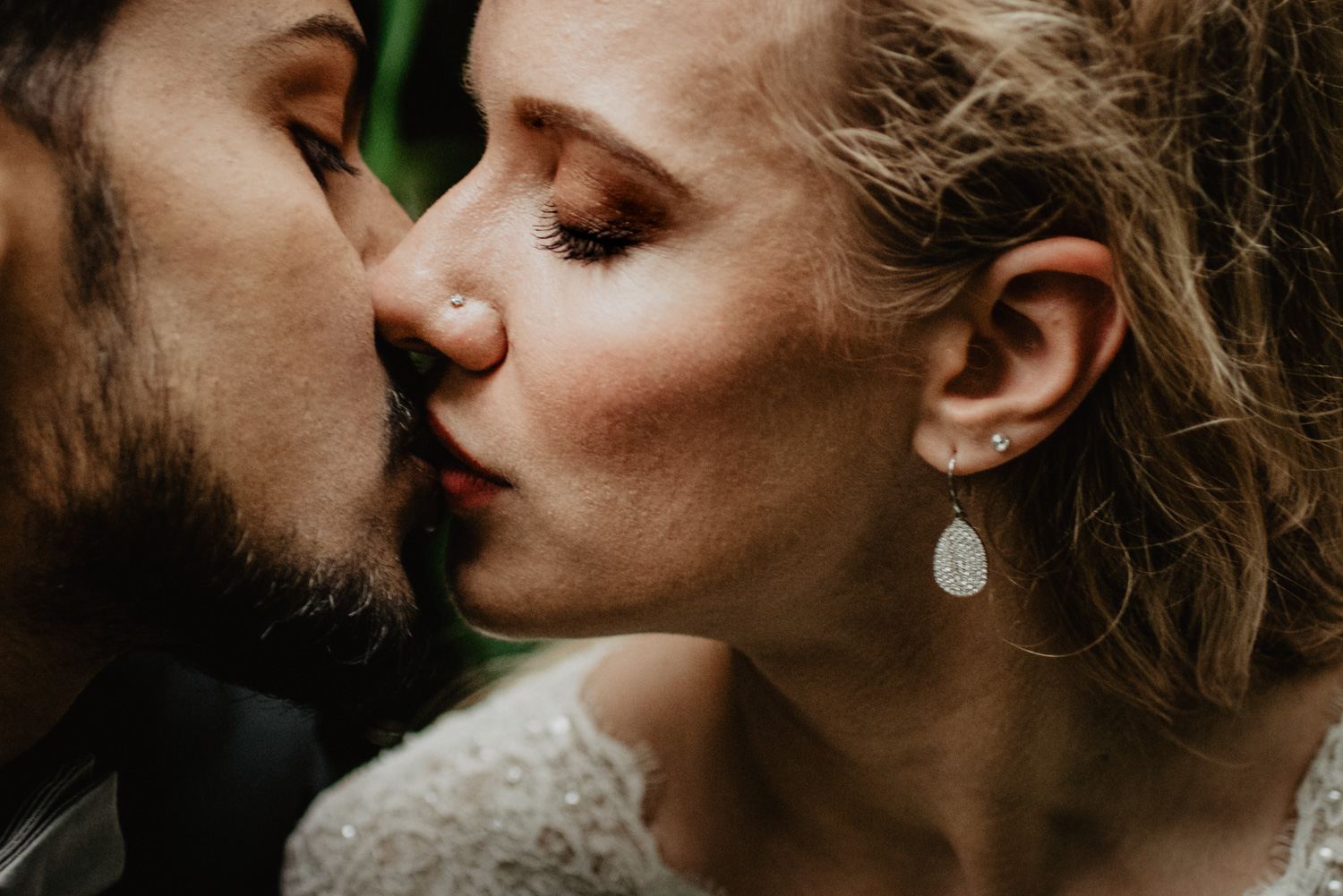 Ein zarter sinnlicher Kuss beim Brautpaar-Fotoshooting.