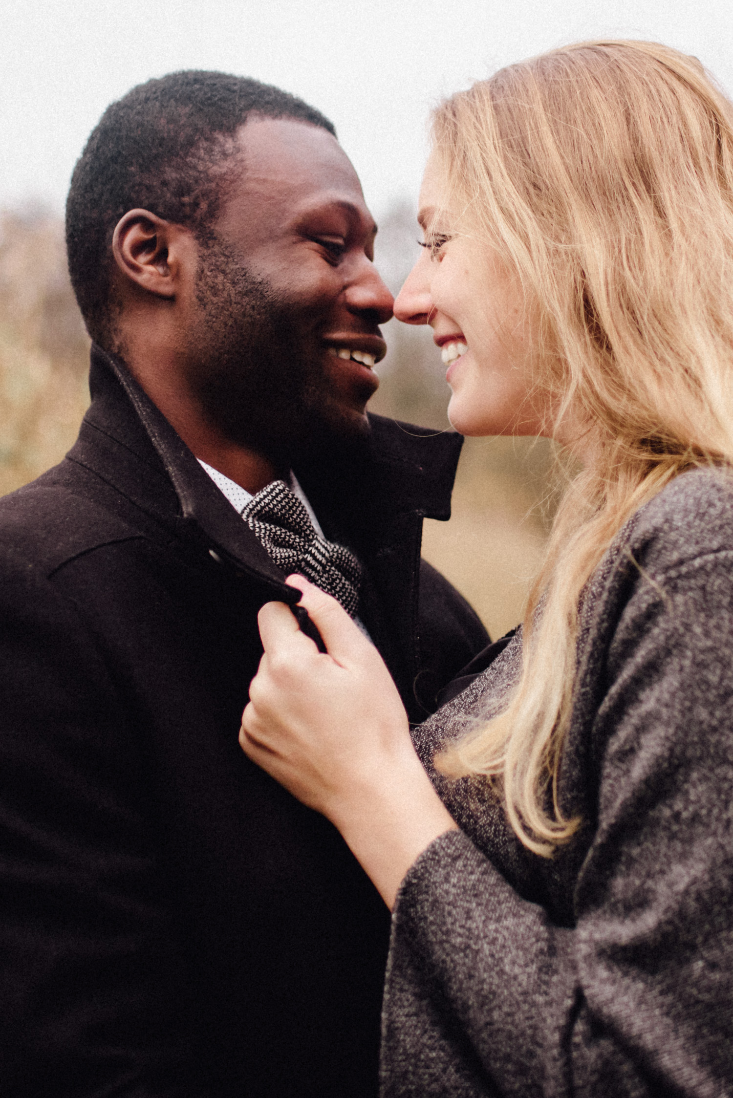 Ein verliebtes multikulturelles Paar schaut sich an und lacht.
