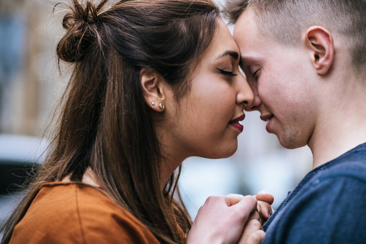 Ein sich fast küssendes Paar beim Fotoshooting mit Genuine Bonds, Daria Becker in Bonn.