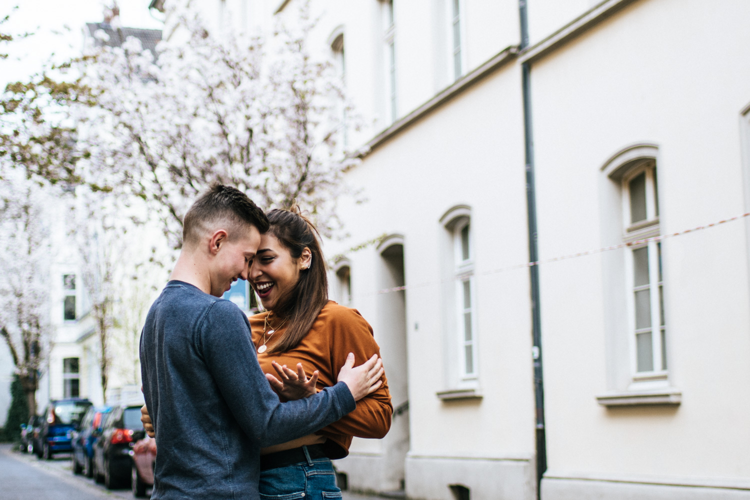 Ein Paar tanzt beim Fotoshooting zur kirschblüte in der Bonner Altstadt.