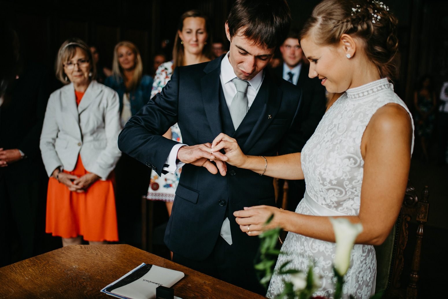 Ringwechsel bei einer deutsch-amerikanischen Hochzeit auf Schloss Drachenburg in Königswinter