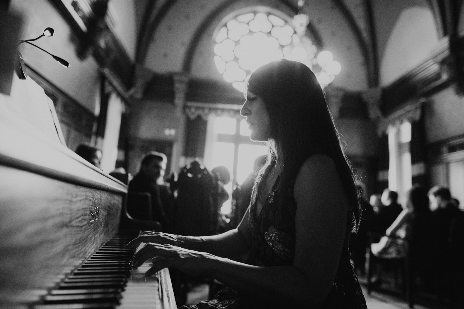 Melanie Gardner singing and playing the piano in Königswinter