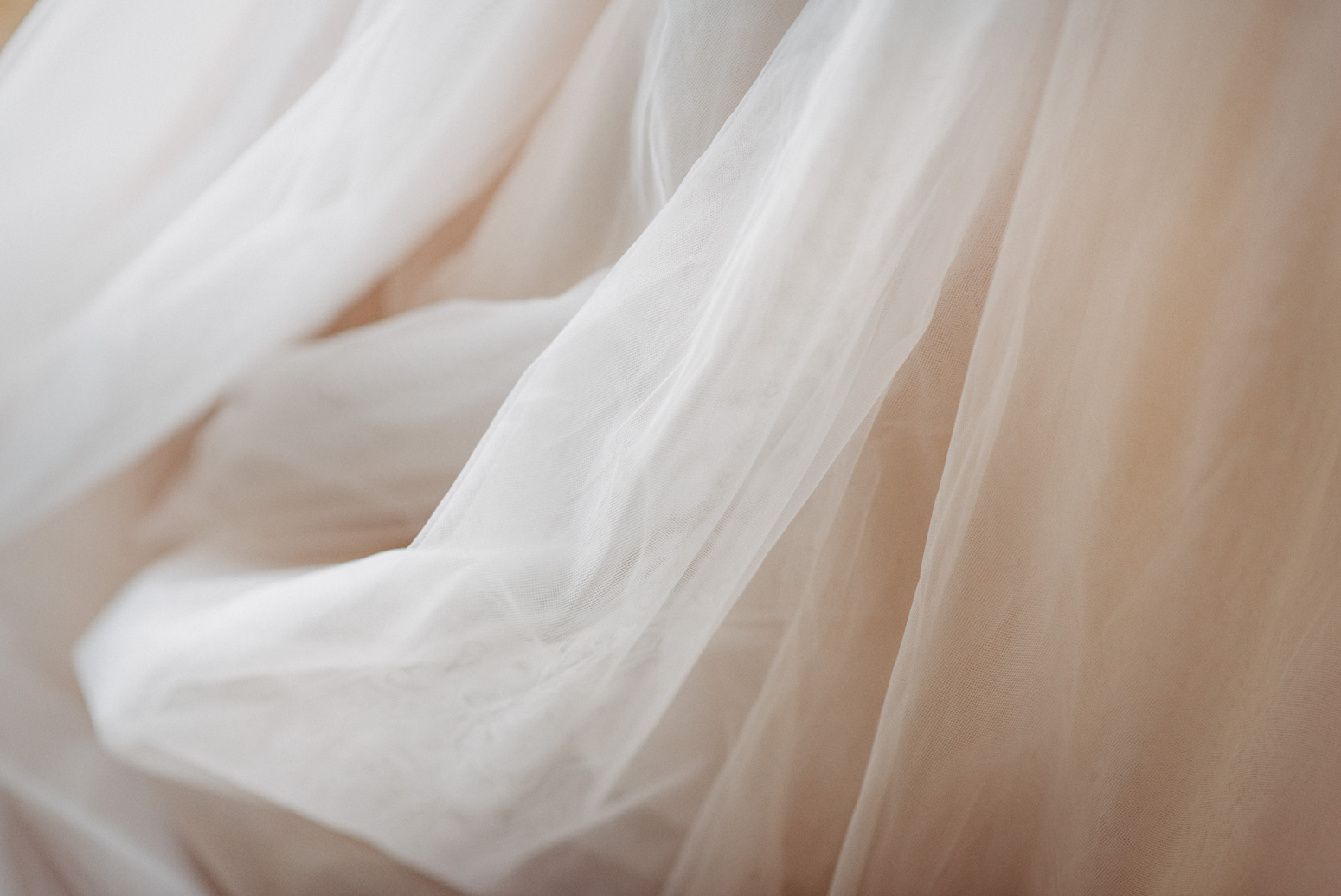 Tüll von einem Blush-farbenen Brautkleid