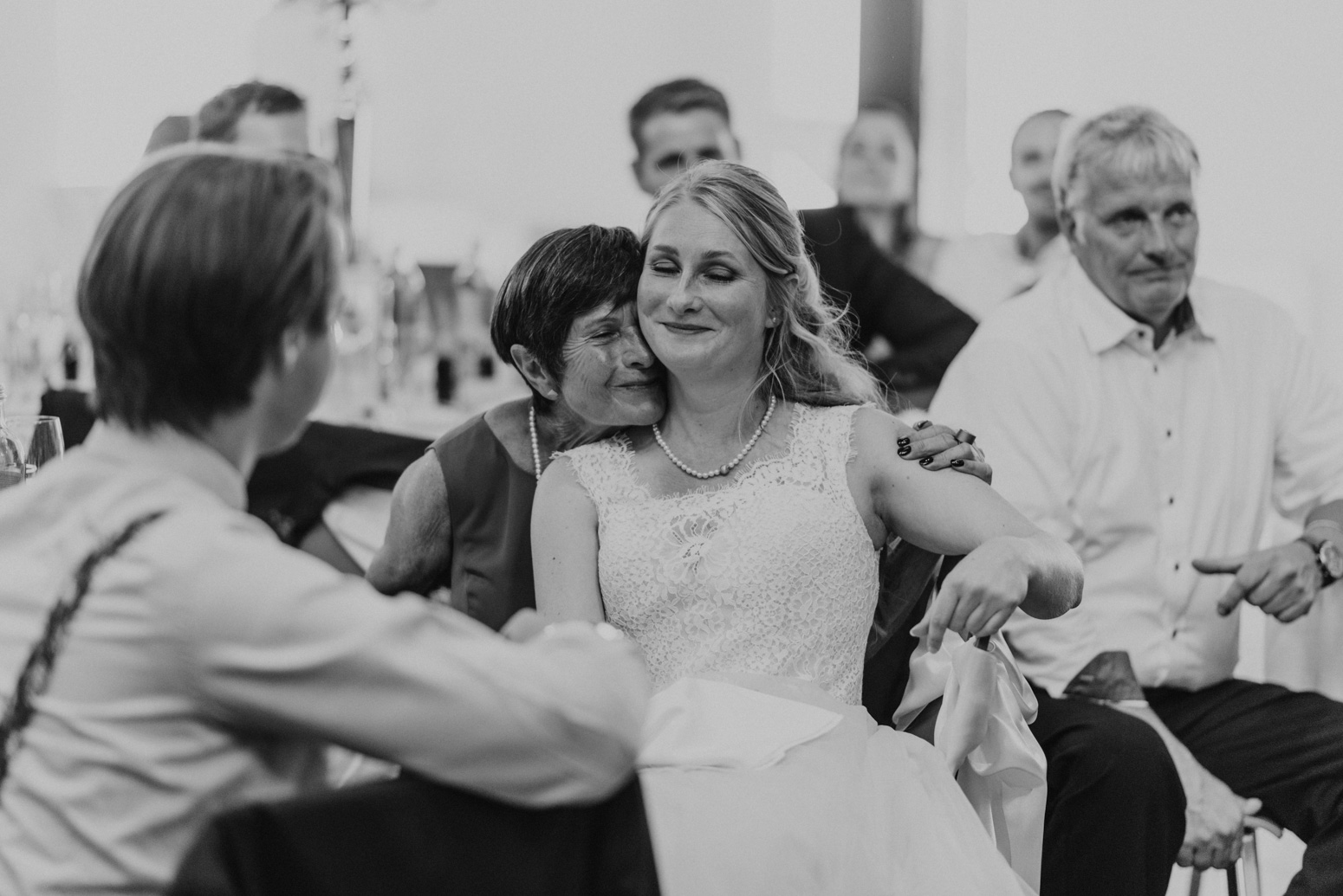 Hochzeitsreportage: Die Braut weint vor Rührung während einer Rede. Hochzeitsfotografin in NRW Daria Becker von Genuine Bonds