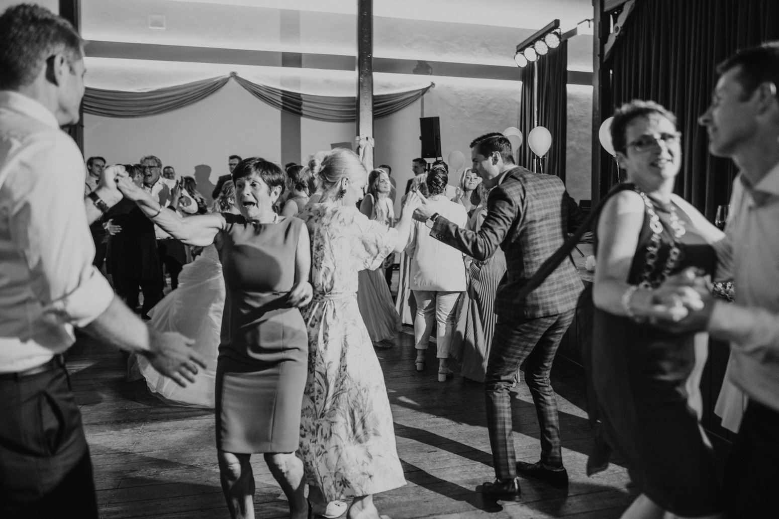 Hochzeitsparty und tanzende Gäste einer Hochzeitsfeier in der kleinen Beethovenhalle, Bad Godesberg. Hochzeitsfotograf Köln Bonn, Daria Becker von Genuine Bonds, NRW