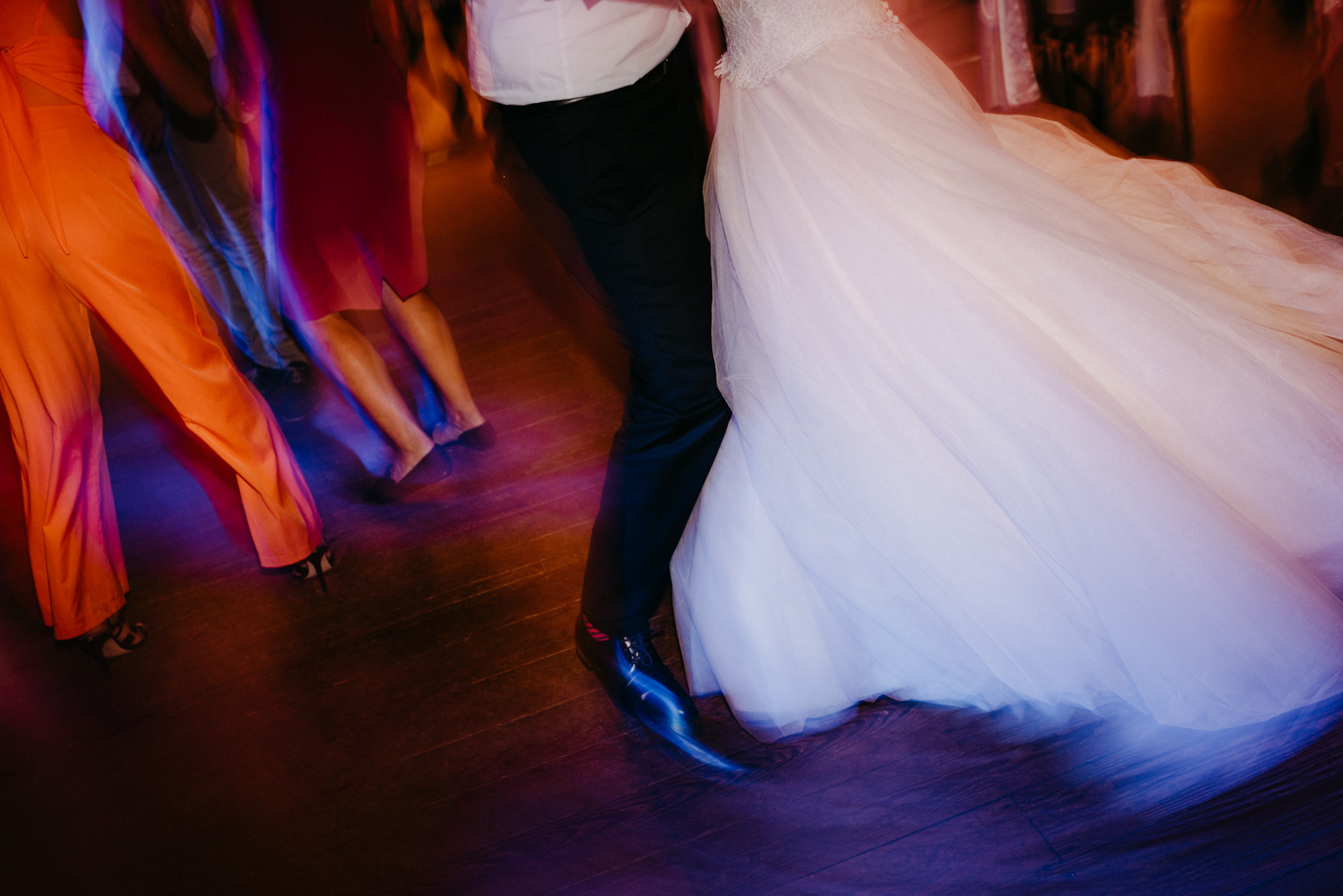 Hochzeitsparty und tanzende Gäste einer Hochzeitsfeier in der kleinen Beethovenhalle, Bad Godesberg. Hochzeitsfotograf Köln Bonn, Daria Becker von Genuine Bonds, NRW