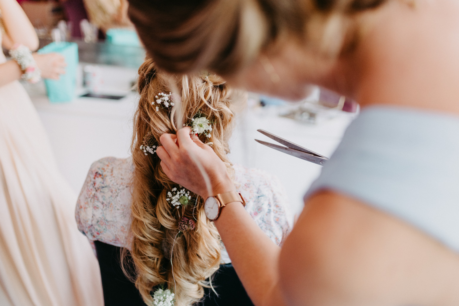 Wunderschöne Brautfrisur mit Blumen im Haar. Hochzeitsreportage von Genuine Bonds