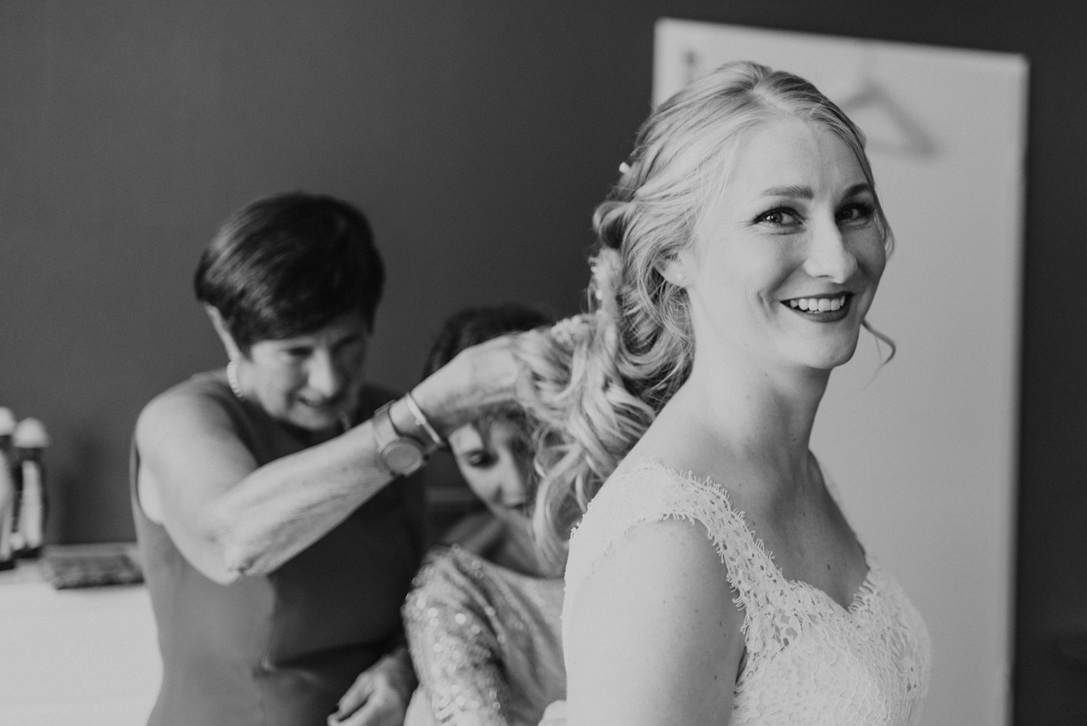 Freunde und Familie helfen der Braut beim Getting Ready. Hochzeitsfotografin Daria Becker von Genuine Bonds aus Bonn