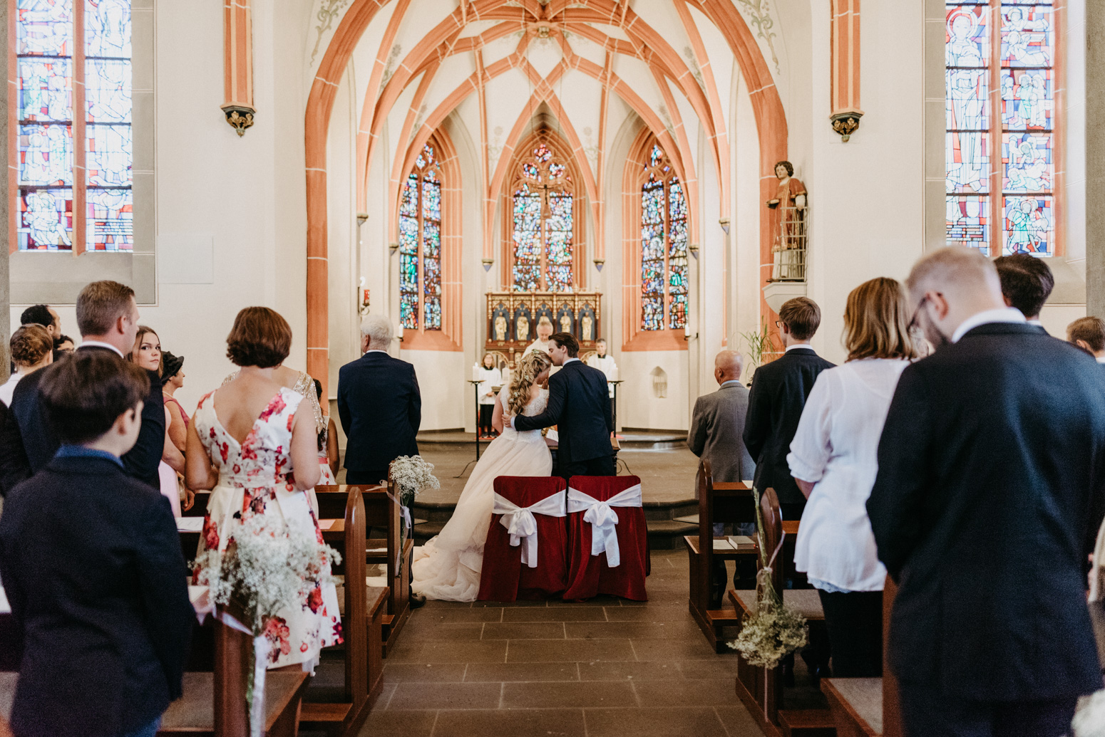 Trauung in der St. Laurentius Kirche in Oberwinter. Hochzeitsfotografin Daria Becker von Genuine Bonds aus Bonn