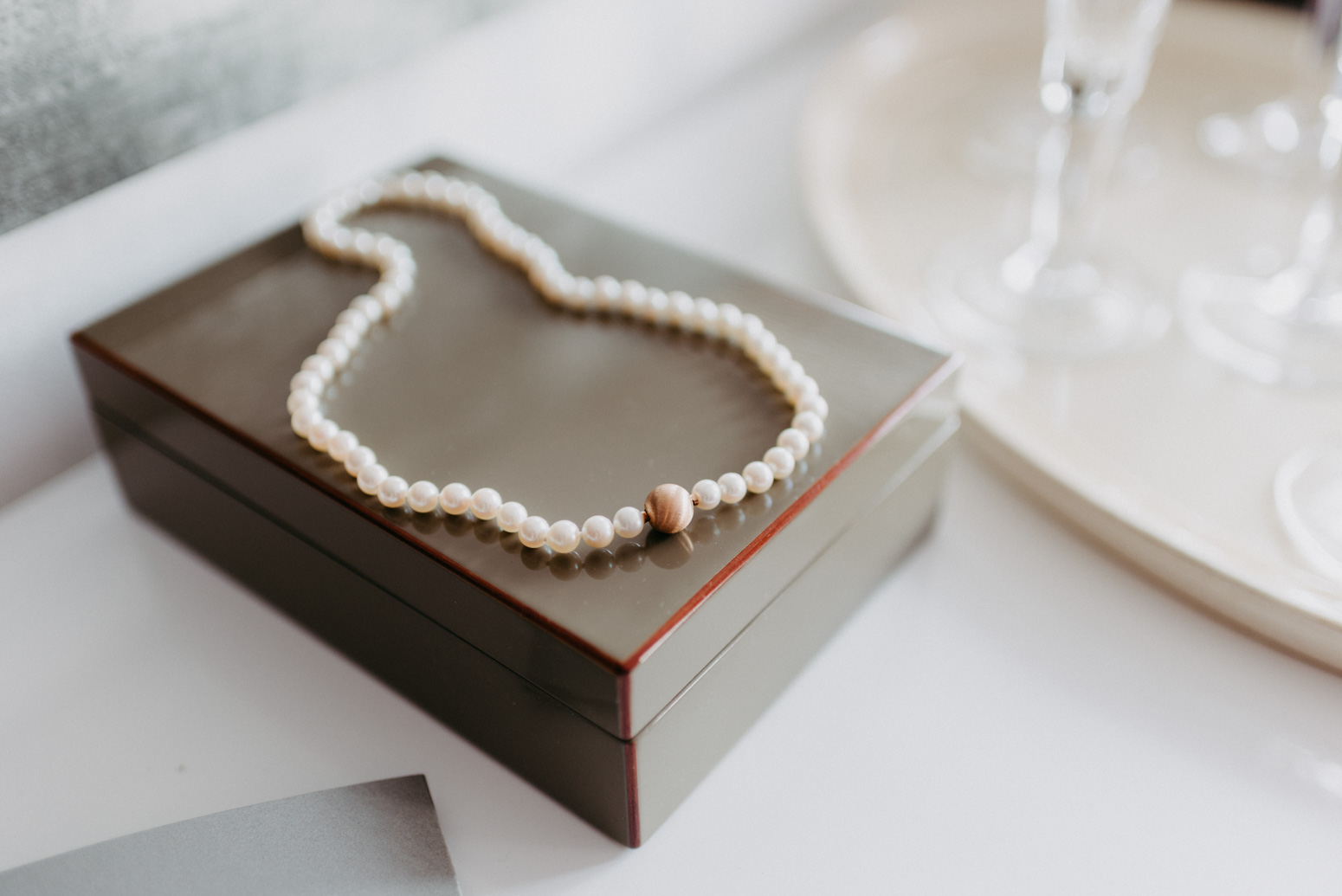 Brautschmuck, Perlenkette auf einer Schmuckschachtel