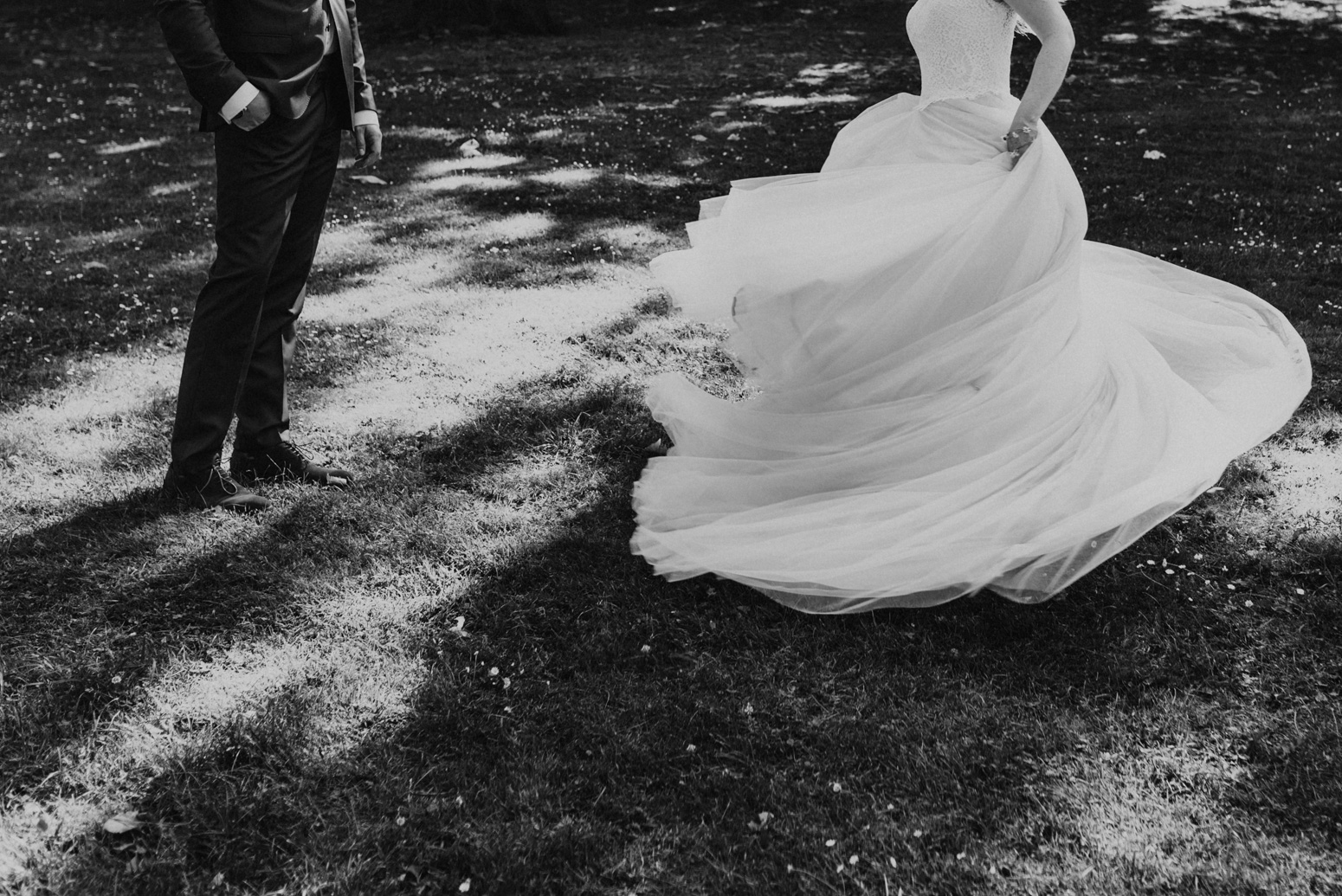 Brautpaarshooting im Redoutenpark in Bad Godesberg. Hochzeitsfotografin Daria Becker von Genuine Bonds aus Köln