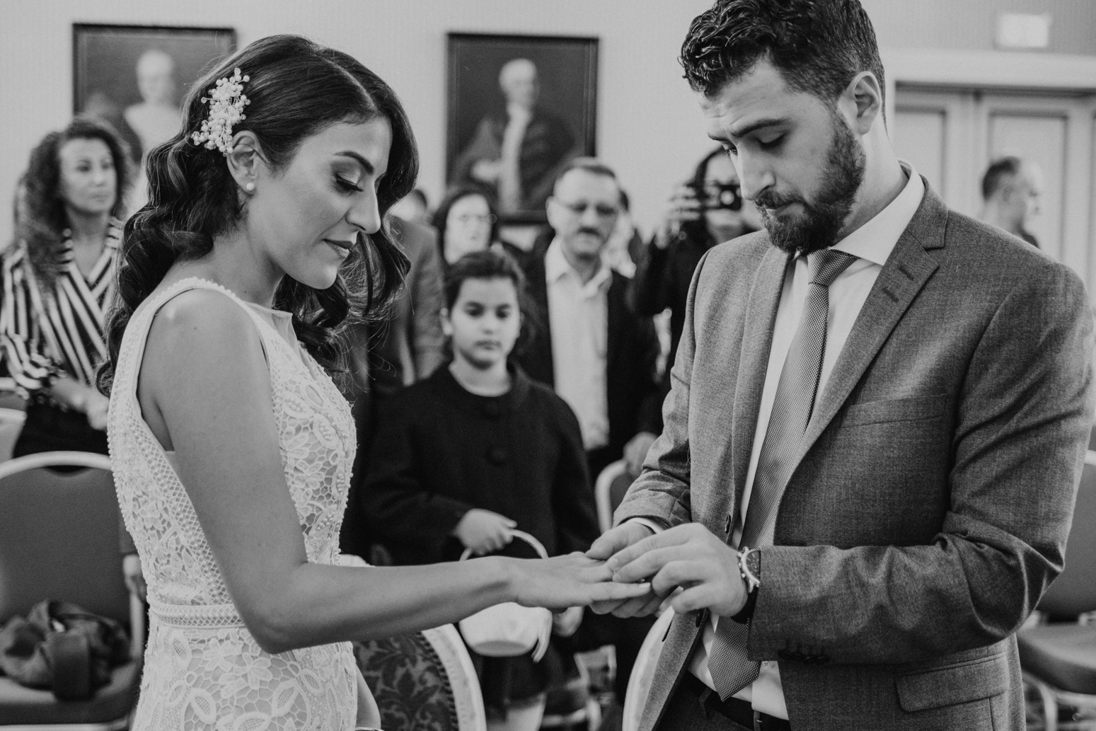 Ringwechsel bei einer Trauung im Schloss Broich, Hochzeitsfotografin Daria Becker von Genuine Bonds
